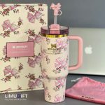 تراول ماگ استنلی گلدار جعبه کادویی Stanley Quencher مدل تامبلرِ گل و پاپیون صورتی - کد 0287