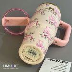 تراول ماگ استنلی گلدار جعبه کادویی Stanley Quencher مدل تامبلرِ گل و پاپیون صورتی - کد 0287 - Image 5
