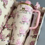 تراول ماگ استنلی گلدار جعبه کادویی Stanley Quencher مدل تامبلرِ گل و پاپیون صورتی - کد 0287 - Image 2