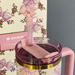 تراول ماگ استنلی گلدار جعبه کادویی Stanley Quencher مدل تامبلرِ گل و پاپیون صورتی - کد 0287 - Image 3
