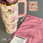 تراول ماگ استنلی گلدار جعبه کادویی Stanley Quencher مدل تامبلرِ گل و پاپیون صورتی - کد 0287 - Image 4