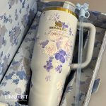 تراول ماگ استنلی گلدار با جعبه کادویی آبی -Stanley کد 0282 - Image 2