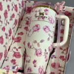 تراول ماگ استنلی گلدار Stanley Quencher طرح گل رز بنفش با بدنه سفید- کد 0286 - Image 2