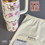 تراول ماگ استنلی گلدار Stanley Quencher طرح گل رز بنفش با بدنه سفید- کد 0286 - Image 4