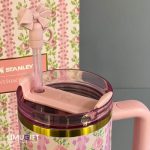 تراول ماگ گلدار استنلی با پک کادویی stanley quencher 40 oz رنگ صورتی- کد 0284 - Image 3