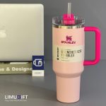 ماگ استنلی نی‌دار Stanley Quencher صورتی 40oz با دسته سرخابی -کد 0364