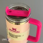 ماگ استنلی نی‌دار Stanley Quencher صورتی 40oz با دسته سرخابی -کد 0364 - Image 3