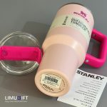ماگ استنلی نی‌دار Stanley Quencher صورتی 40oz با دسته سرخابی -کد 0364 - Image 4