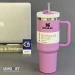 ماگ نِی‌دار استنلی Stanley Quencher صورتیِ یاسی 40oz- کد 0356